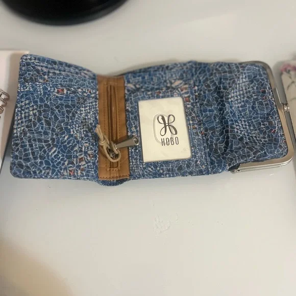 Hobo Robin kisslock wallet trifold - Picture 3 of 5